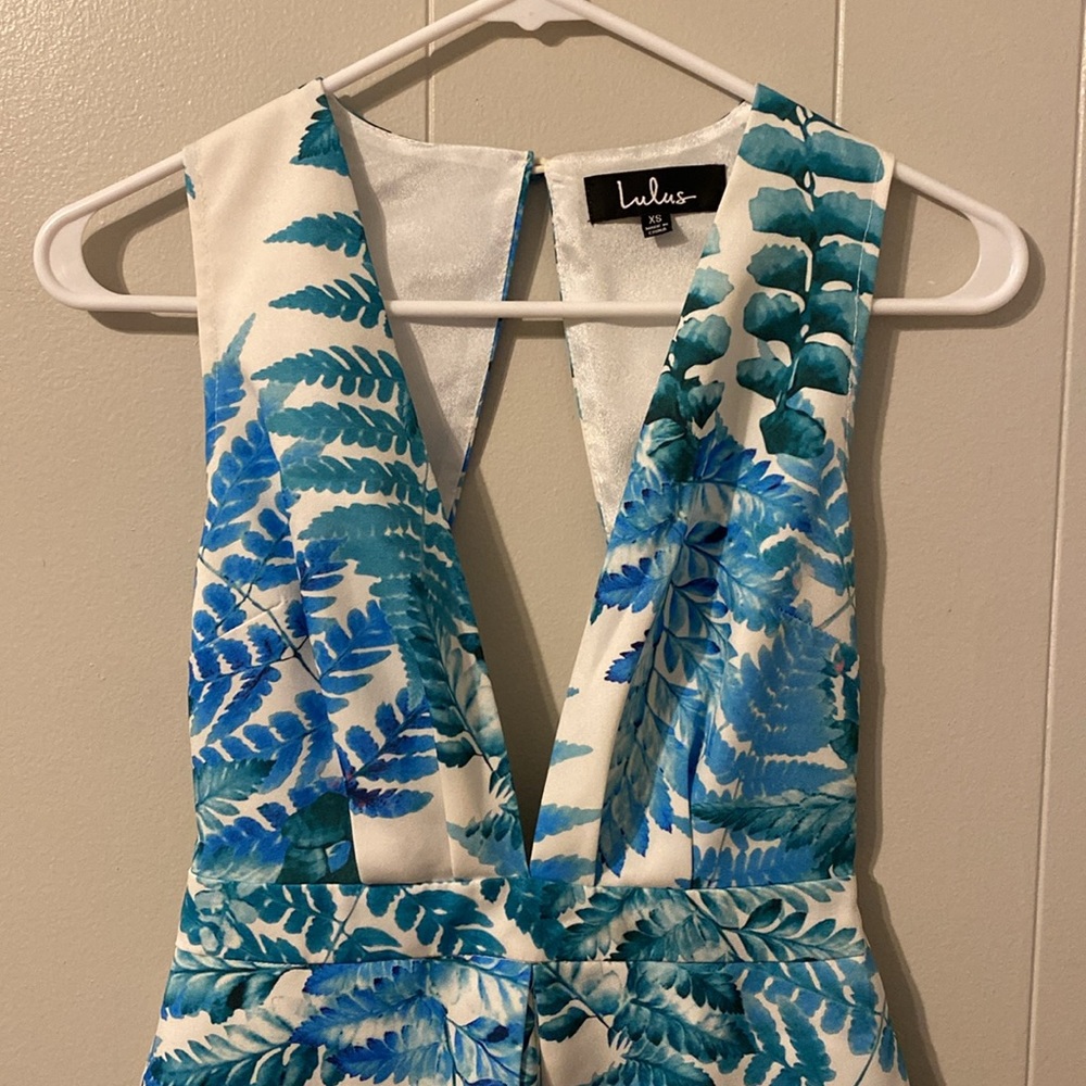 Lulu‘s tropical deep V romper